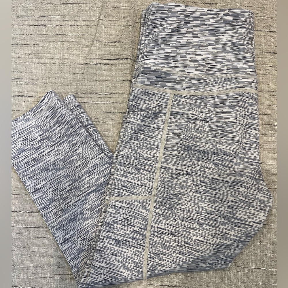 Zyia Spacedye Pocket Capris Size 8-10